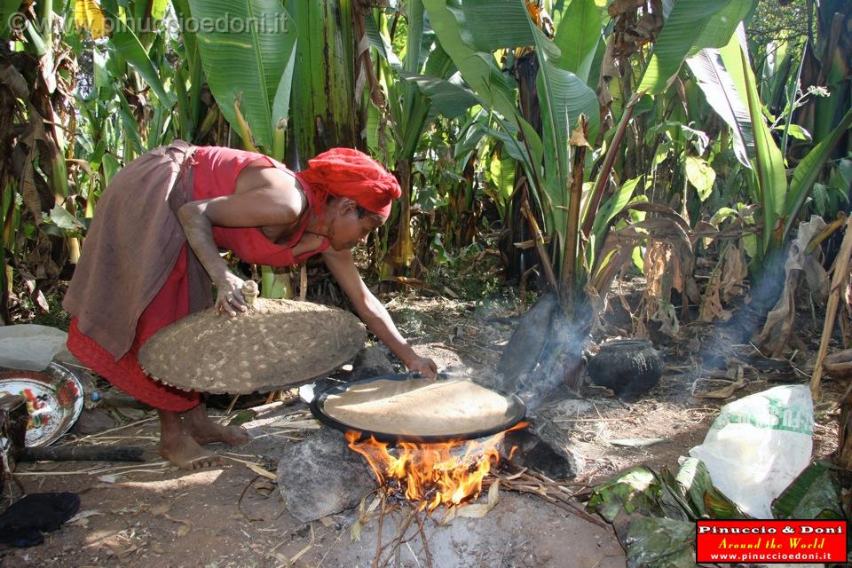 Ethiopia - Preparazione del kotcho pane tradizionale - 09.jpg